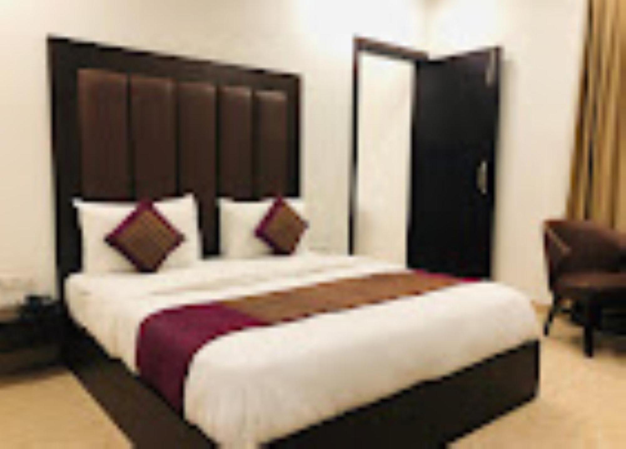 Hotel Royal Palace Hapur 외부 사진