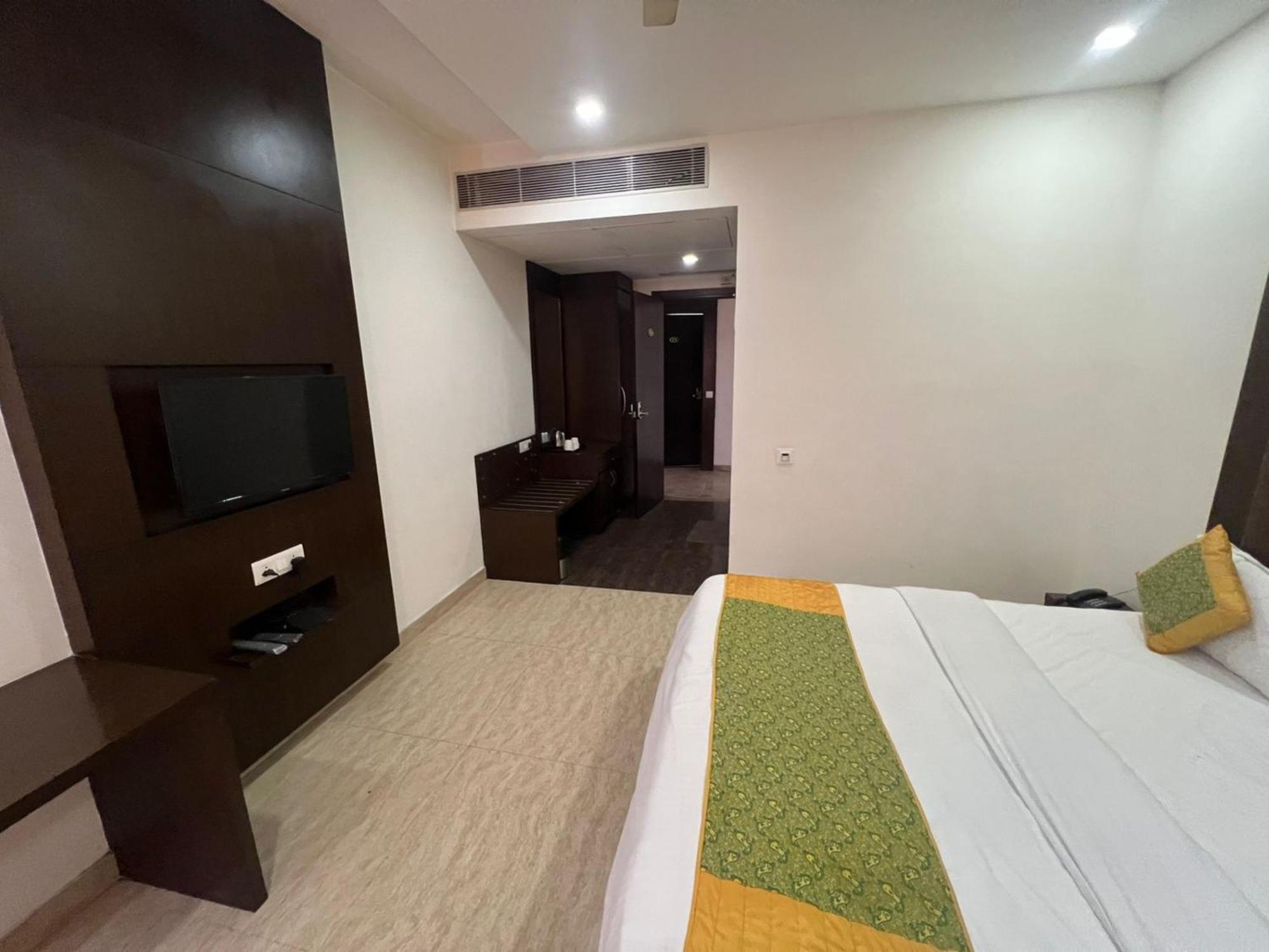 Hotel Royal Palace Hapur 외부 사진