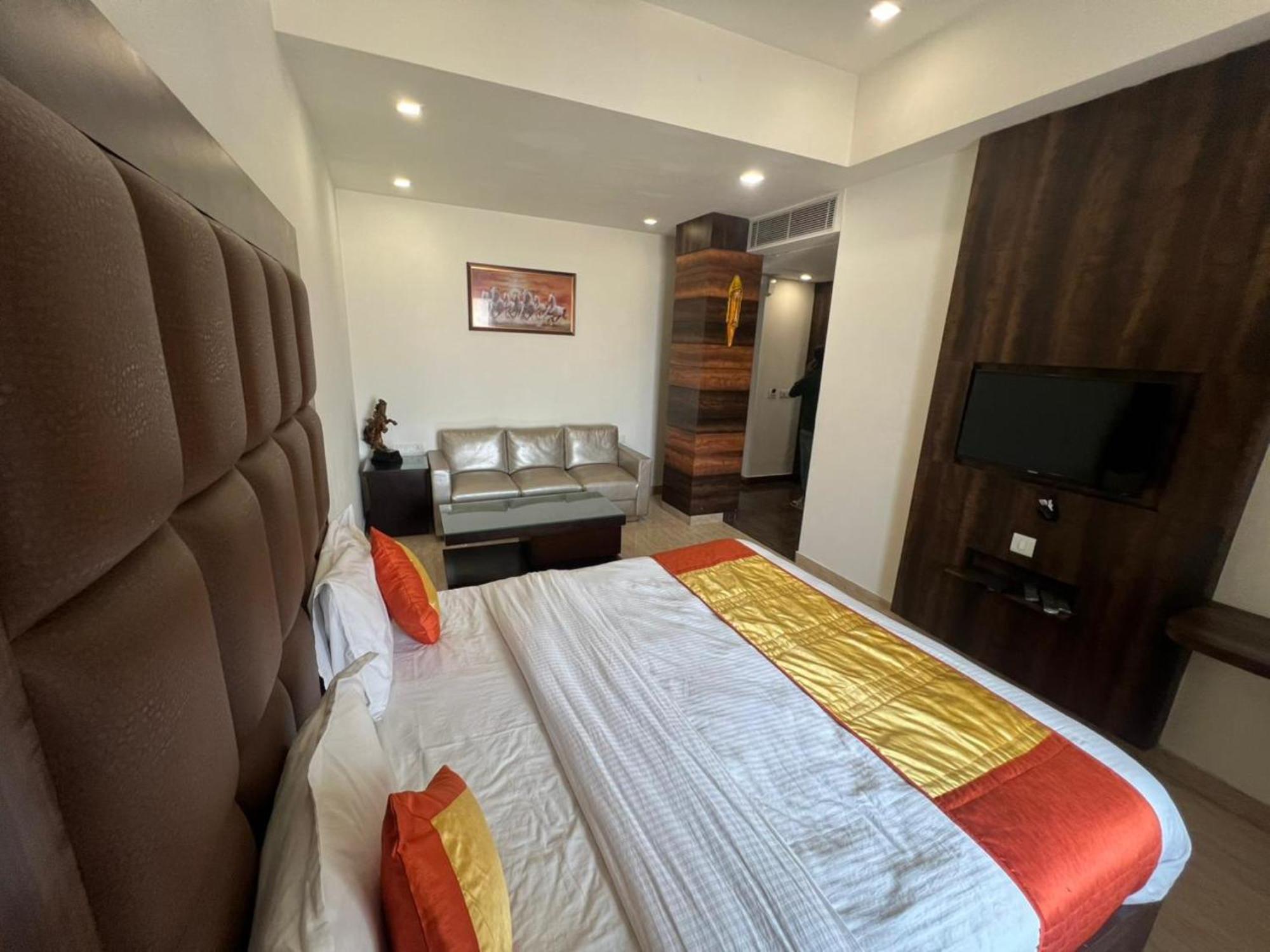 Hotel Royal Palace Hapur 외부 사진