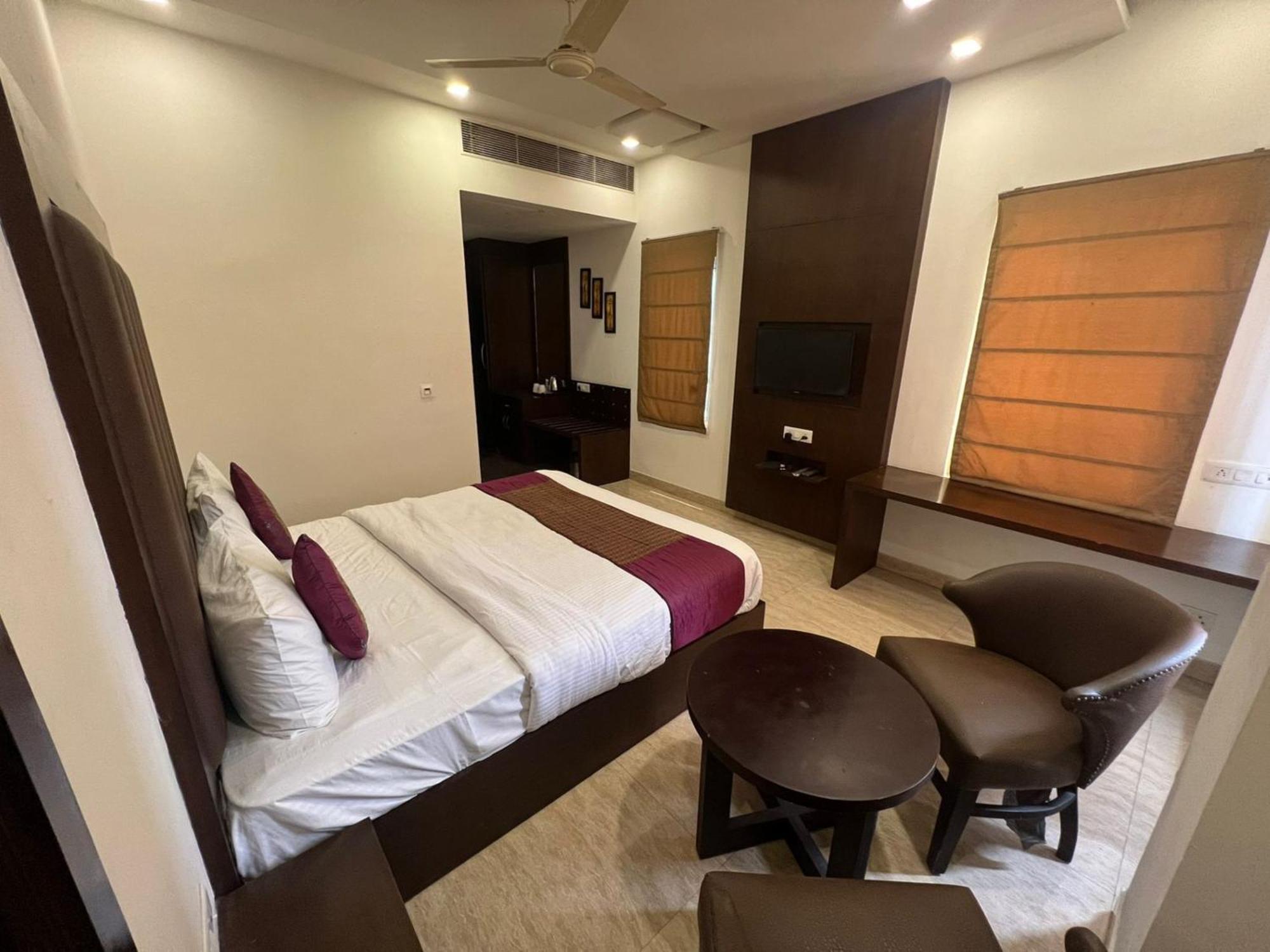 Hotel Royal Palace Hapur 외부 사진