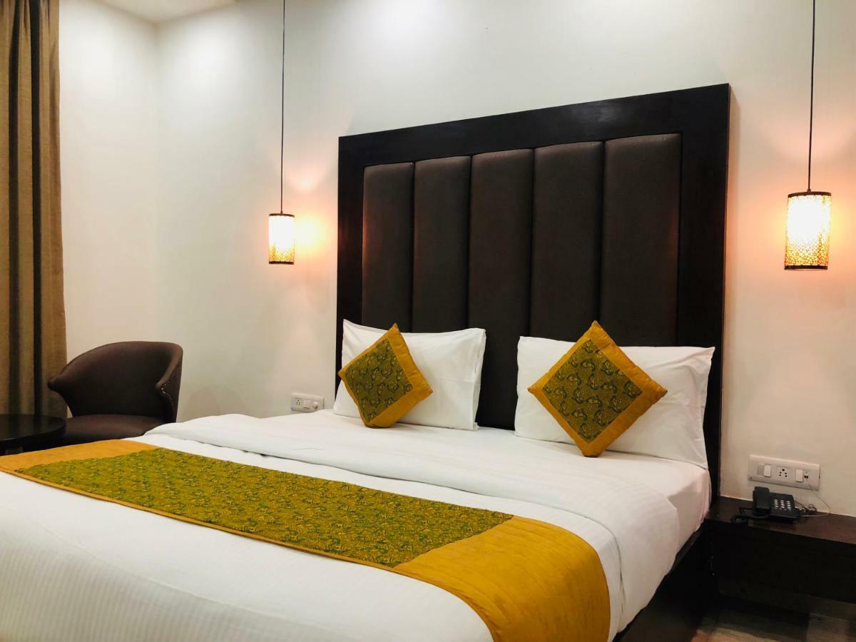 Hotel Royal Palace Hapur 외부 사진